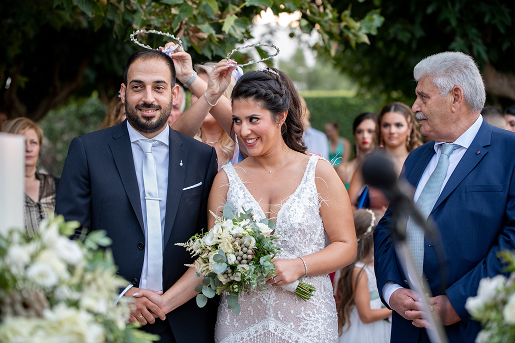 Καλοκαιρινός γάμος στην Αθήνα με λευκά άνθη και ρουστίκ πινελιές │ Μελίνα & Αντώνης
