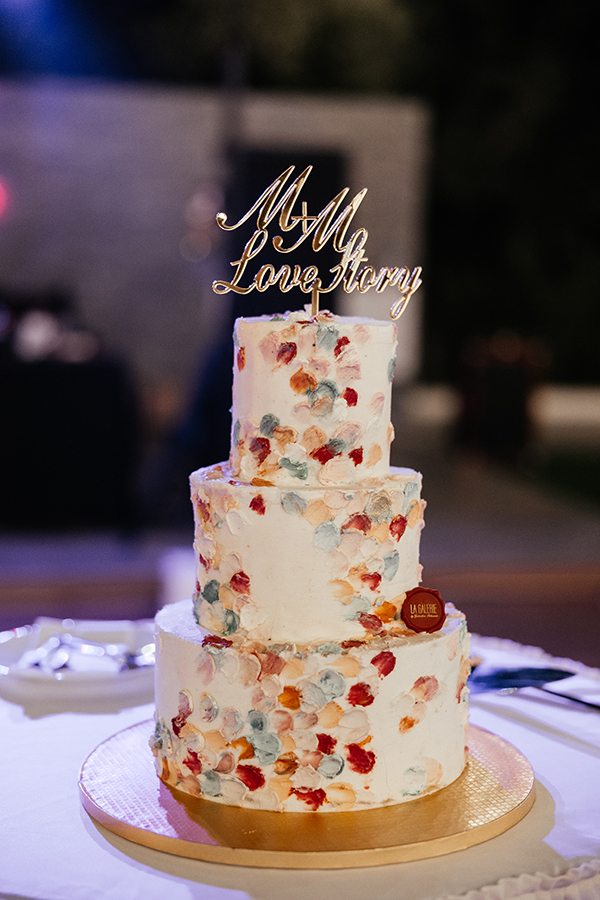 Τριώροφη τούρτα γάμου με πολύχρωμες πινελιές