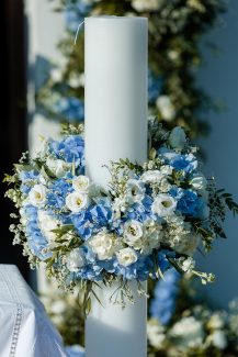 Στολισμός λαμπάδας με μπλε και λευκά άνθη