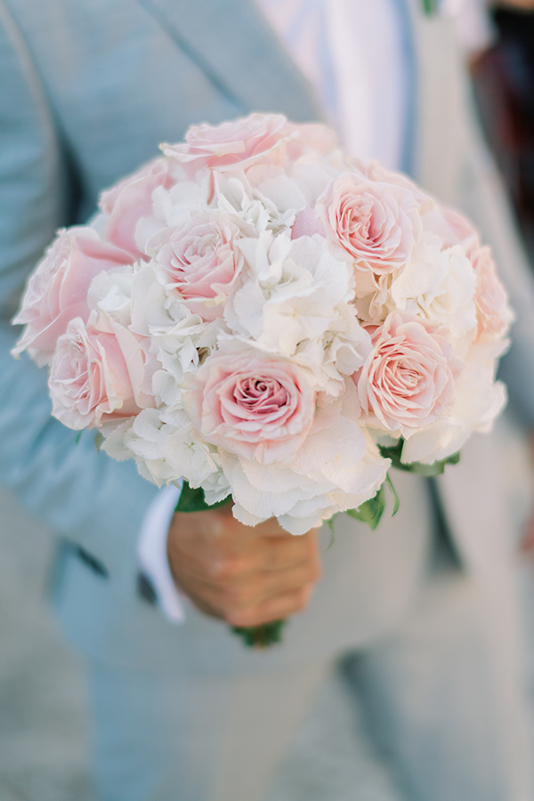 Ρομαντικό νυφικό μπουκέτο με ροζ τριαντάφυλλα και ορτανσίες