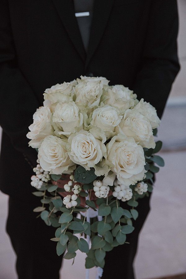 All white νυφική ανθοδέσμη με τριαντάφυλλα