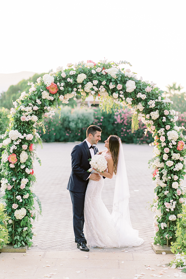elegant-summer-wedding-ktima-orizontes-impressive-floral-arrangments_03