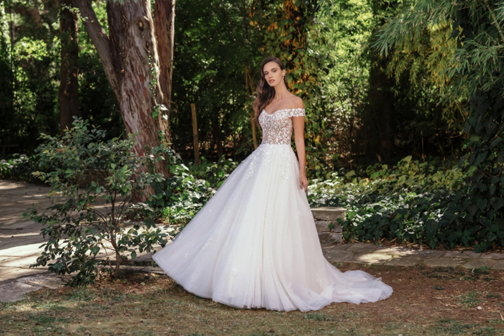 Εντυπωσιακά νυφικά φορέματα Costantino για τη νύφη που θέλει να μαγέψει με την εμφάνιση της