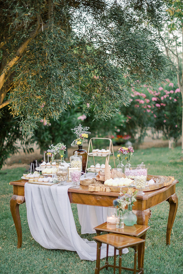 rustic-chic-wedding-impressive-floral-arrangments-magic-lighting_71