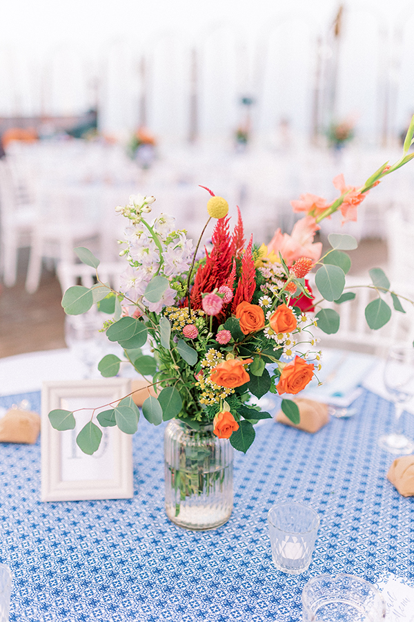 stylish-summer-wedding-nava-seaside-colorful-florals_43