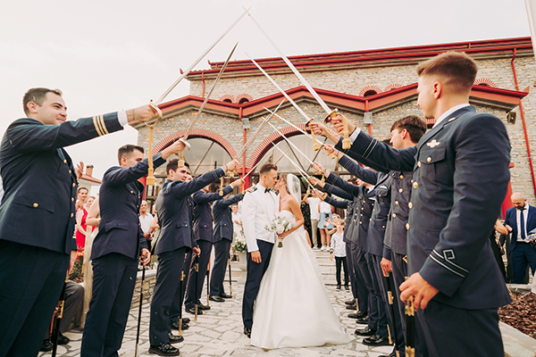 Καλοκαιρινός στρατιωτικός γάμος στη Λεπτοκαρυά με λευκά άνθη│Δώρα & Βαγγέλης
