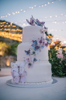 Ρομαντική τούρτα γάμου με πεταλούδες