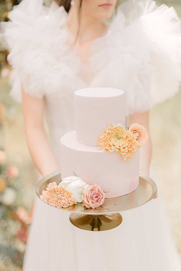 Simply chic τούρτα γάμου διακοσμημένη με φρέσκα λουλούδια