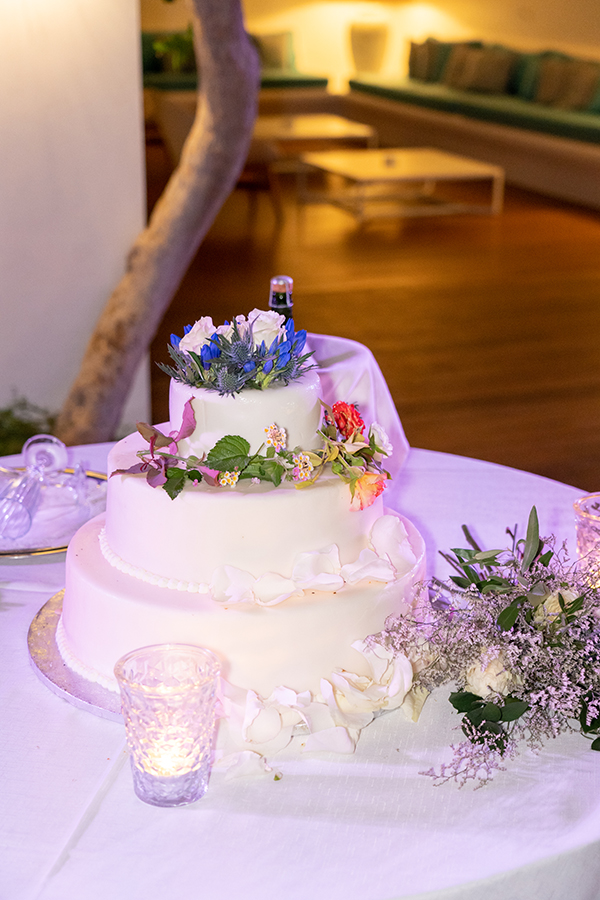 Τριώροφη τούρτα γάμου με φρέσκα λουλούδια