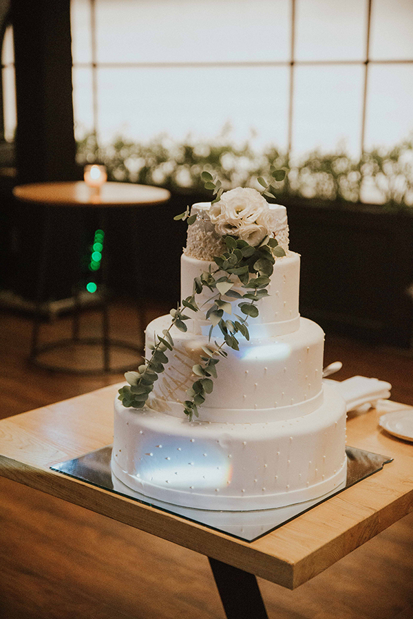 Τετραώροφη γαμήλια τούρτα με λυσίανθο και ευκάλυπτο