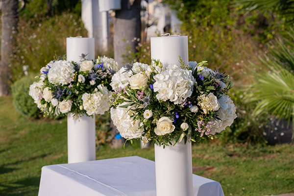 Διακόσμηση γαμήλιας λαμπάδας με λευκές ορτανσίες