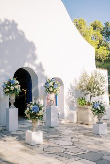 Στολισμός εισόδου εκκλησίας με ορτανσίες και τριαντάφυλλα