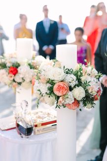 Ρομαντική διακόσμηση λαμπάδας γάμου με ορτανσίες και τριαντάφυλλα