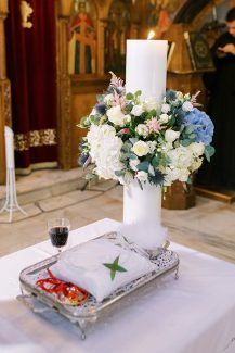 Στολισμός γαμήλιας λαμπάδας με light blue και άσπρες ορτανσίες