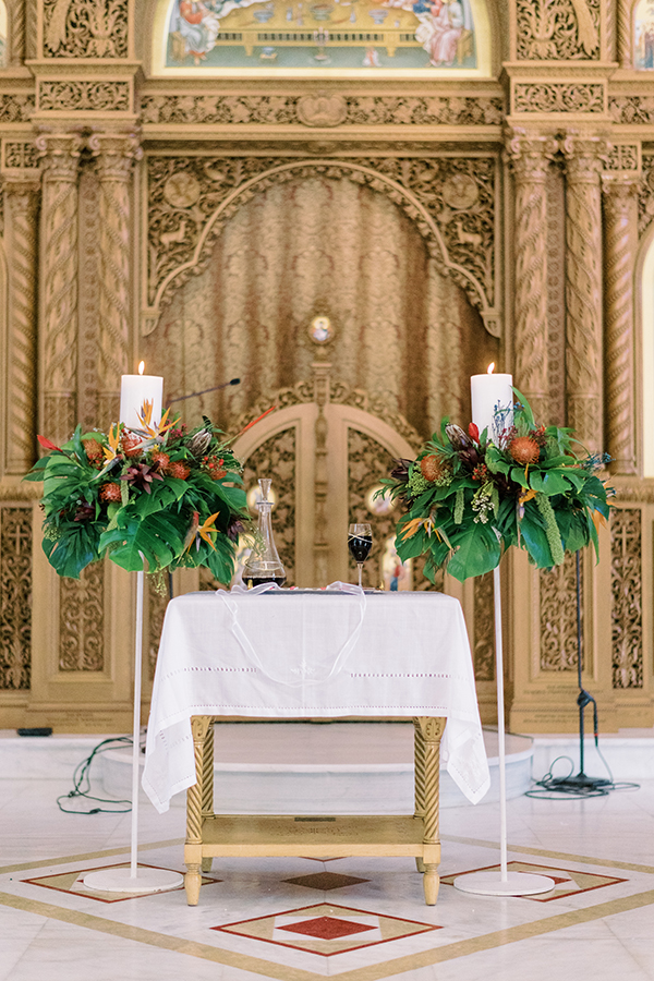 Tropical διακόσμηση γαμήλιας λαμπάδας με ιδιαίτερα λουλούδια