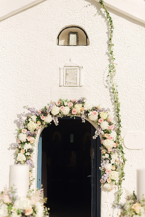 Ονειρικός στολισμός εισόδου εκκλησίας με όμορφα λουλούδια σε ρομαντικές αποχρώσεις