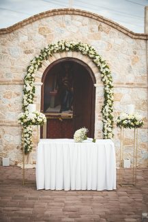 Στολισμός εισόδου εκκλησίας με floral γιρλάντα από ορτανσίες και λυσίανθους