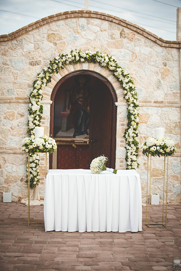 Στολισμός εισόδου εκκλησίας με floral γιρλάντα από ορτανσίες και λυσίανθους