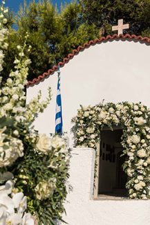 Εντυπωσιακός στολισμός εισόδου εκκλησίας με πλούσια αψίδα λουλουδιών