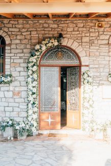 Ημικύκλια λουλουδένια γιρλάντα από ορτανσίες για στολισμό είσοδου εκκλησίας