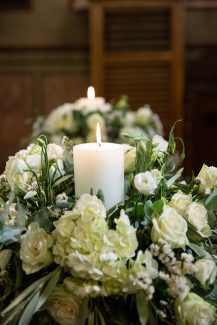 Romantic στολισμός λαμπάδας γάμου με ορτανσίες και τριαντάφυλλα