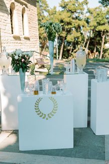 Romantic chic διακόσμηση refreshment stand με λευκά άνθη