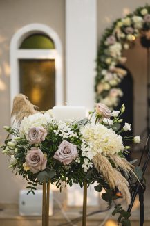 Λαμπάδα γάμου στολισμένη με τριαντάφυλλα, ορτανσίες και pampas grass