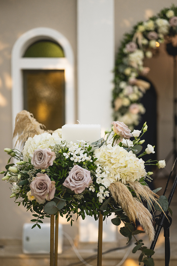 Λαμπάδα γάμου στολισμένη με τριαντάφυλλα, ορτανσίες και pampas grass