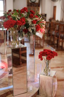 Totally romantic στολισμός εκκλησίας με κόκκινα τριαντάφυλλα