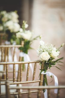Ρομαντικός στολισμός καρέκλας γάμου με τριαντάφυλλα και γυψοφίλη