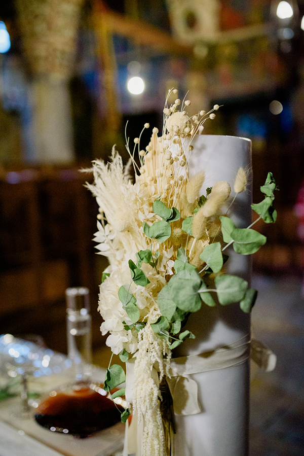 Boho στολισμός γαμήλιας λαμπάδας με αποξηραμένα φυτά