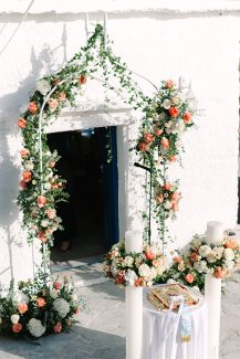 Floral στολισμός εισόδου εκκλησίας με ορτανσίες και τριαντάφυλλα