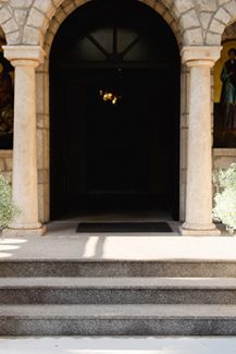 Romantic στολισμός εισόδου εκκλησίας με γυψοφίλη