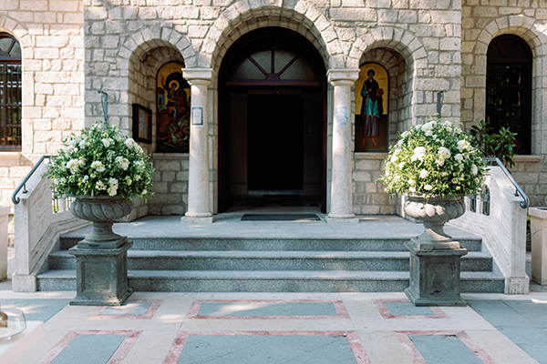 Διακόσμηση εισόδου εκκλησίας με vintage ανθοστήλες