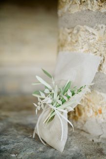 Όμορφη γαμήλια μπομπονιέρα από λευκή λινάτσα και φύλλα ελιάς