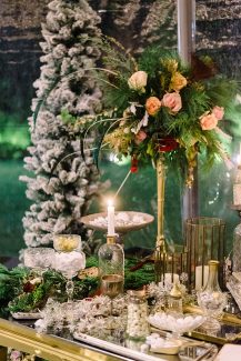 Χριστουγεννιάτικη διακόσμηση dessert table με τριαντάφυλλα και χρυσές λεπτομέρειες