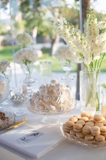 Στολισμός dessert table από λευκά λίλιουμ και διάφορα γλυκίσματα