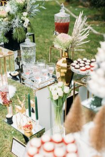 Elegant στολισμός drink stand με υπέροχα λουλούδια και χρυσά διακοσμητικά