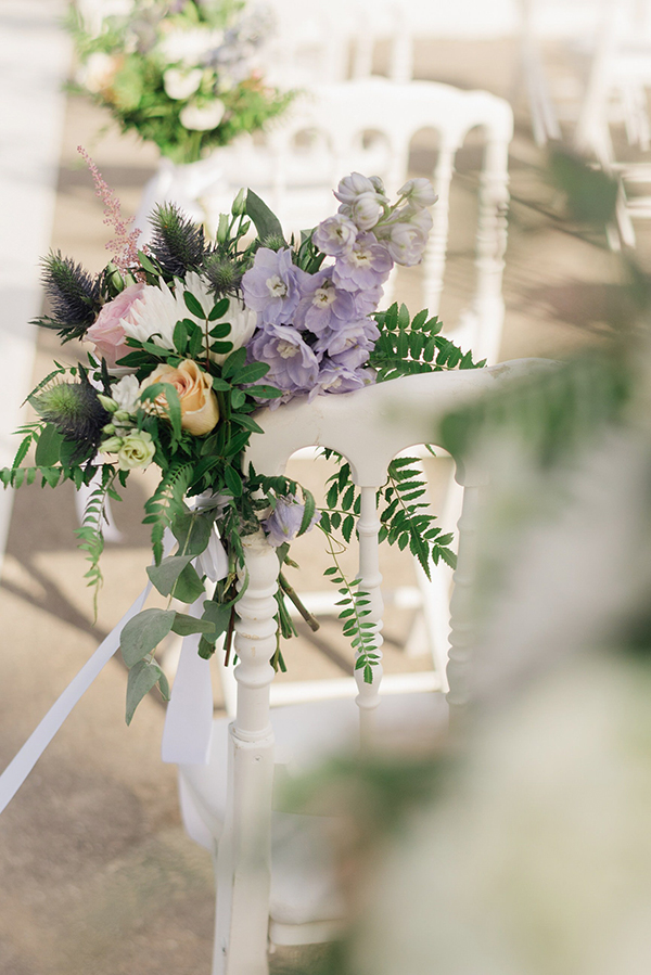 Στολισμός καρέκλας γάμου με όμορφα λουλούδια σε παστέλ αποχρώσεις