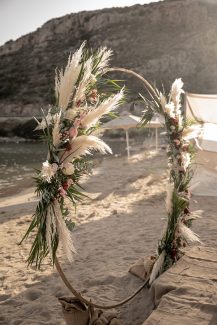 Στολισμός κυκλικής αψίδας γάμου με pampas grass και τριαντάφυλλα