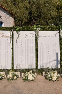 Τρίπτυχο πλάνο καλεσμένων γάμου με φόντο τοίχο από πρασινάδα