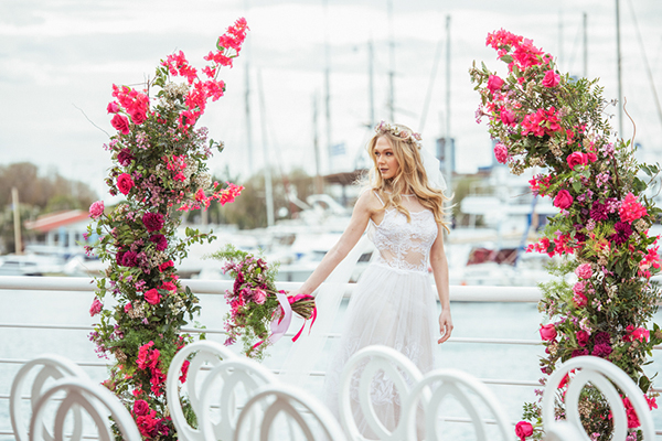 Υπέροχο styled shoot με πλούσιο ανθοστολισμό από φούξια μπουκαμβίλιες και τριαντάφυλλα