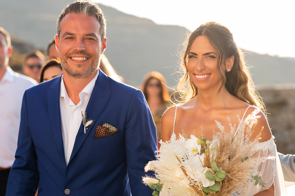 Μποέμ καλοκαιρινός γάμος στη Σέριφο με pampas grass και λευκές ορτανσίες │ Φαίη & Θανάσης