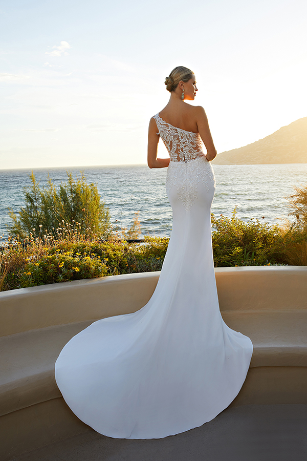 breathtaking-wedding-dresses-demetrios-impressive-open-back-adore-them_09