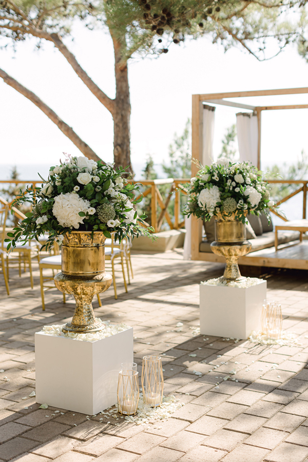 destination-wedding-kefalonia-island-white-hydrangeas-gold-hues_10x