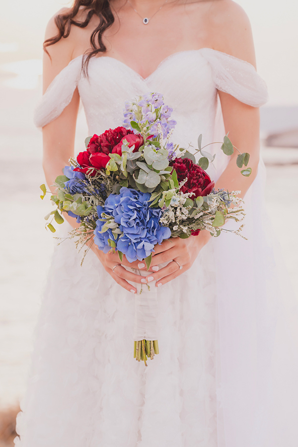 modern-wedding-ktima-xatzi-blue-hyndrangeas-red-peonies_12y