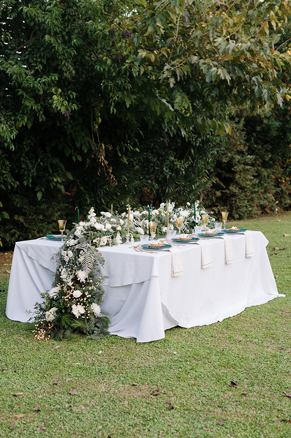 romantic-chic-styled-shoot-white-blooms-impressive-emerald-hues_05