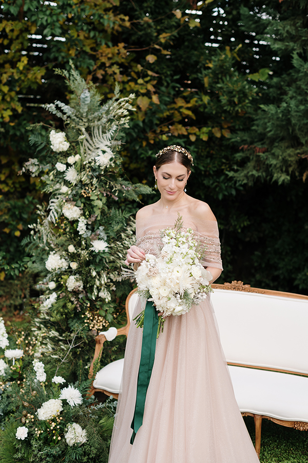 romantic-chic-styled-shoot-white-blooms-impressive-emerald-hues_07