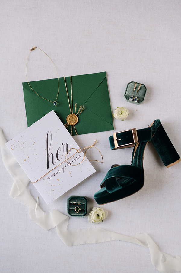 romantic-chic-styled-shoot-white-blooms-impressive-emerald-hues_11