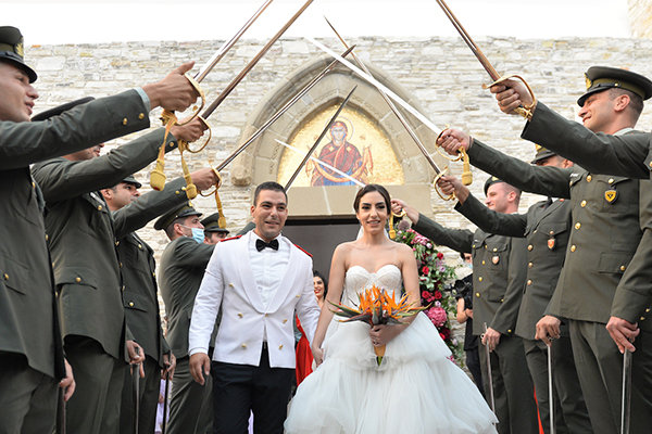 Ρουστίκ στρατιωτικός γάμος στη Λευκωσία με πολύχρωμα λουλούδια σε έντονες αποχρώσεις │ Χρύσω & Αντρέας